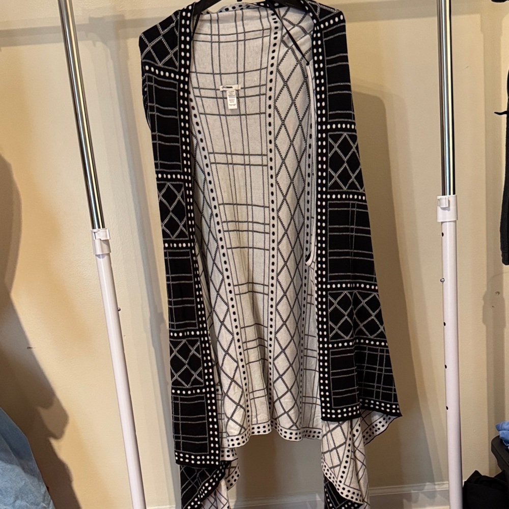Est. 1946 Black and White Geometric Cardigan F-21